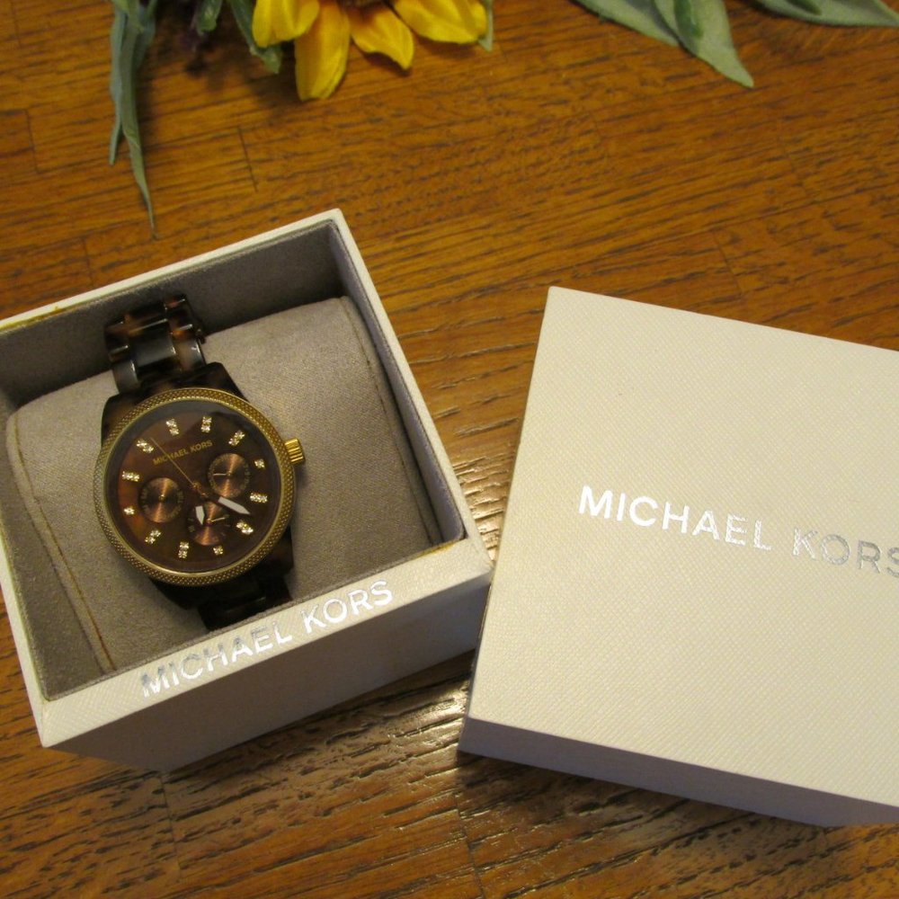 A16-Michael Kors Runway Pavé Gold-Tone Tortoise Shell Acetate MK5038 box & Book - Picture 5 of 7